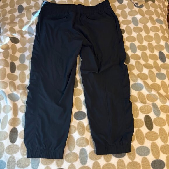 Athleta La Viva Crop Jogger Pants Size 4 Black Zip Pockets Loose Stretch 964585 - Picture 3 of 6
